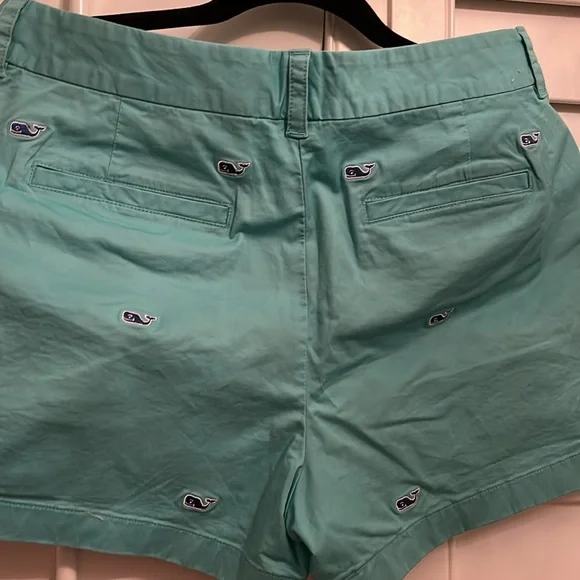 Vineyard Vines Women’s Green Whale Embroidered Dayboat Shorts - Picture 4 of 7